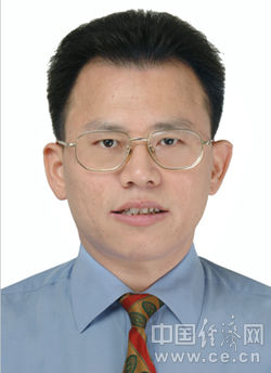 陈献春，男，汉族，四川泸县人，1964年8月生，中共党员，经济学硕士。