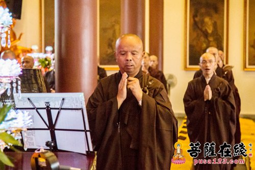 维那法照法师领众唱念