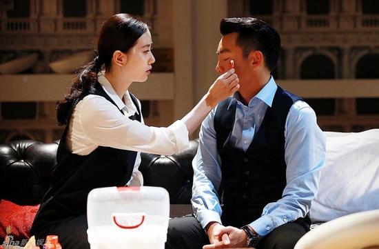 8月25日,刘诗诗、郑恺主演的青春爱情剧《那年青春我们正好》举行首次探班活动,当天戏份为郑恺为刘诗诗打架受伤,刘诗诗则为他心疼包扎伤口。郑福德/图