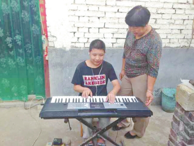 只要聽幾遍音樂，小以撒就能將譜子記下并演奏。