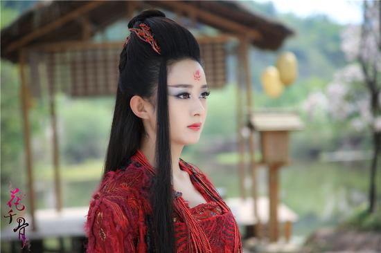 《花千骨》曝妖神照 赵丽颖红装诱人