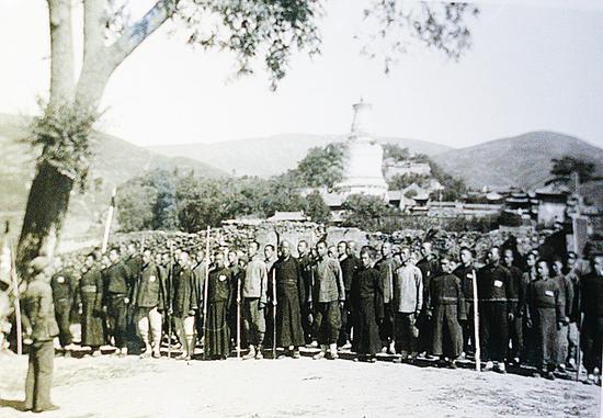 1937年,五台山僧侣自卫队在训练中 沙飞摄(王雁提供)
