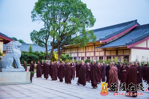 在念佛堂前唱诵大势至菩萨圣号