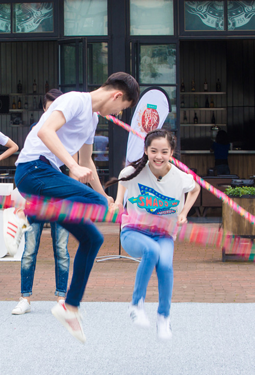 《偶像》跳大绳 欧阳娜娜手被踩吓坏众人