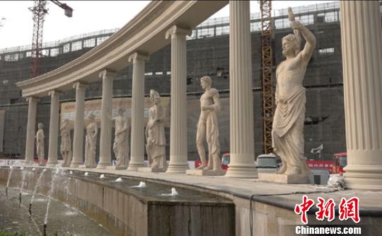 “凱旋門”旁邊的羅馬柱和人物雕像。 蔡迅翔 攝