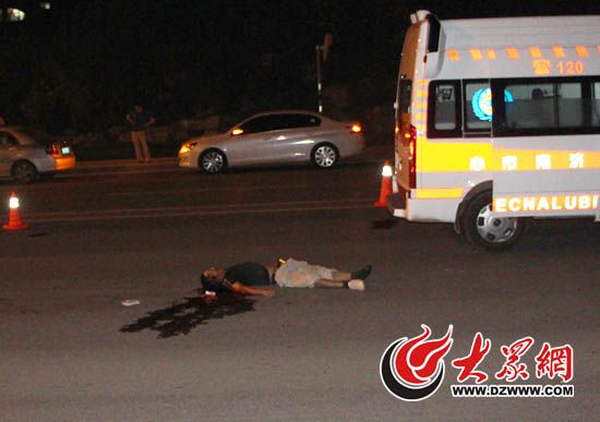一名工人被撞后大量失血,120急救人员赶到时已无生命体征。