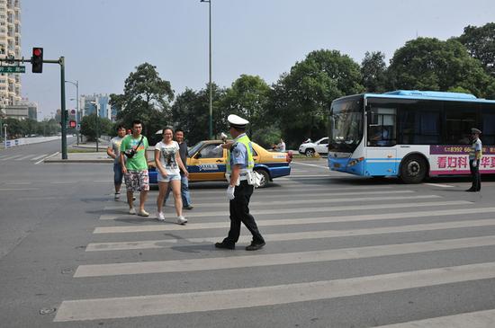 昨日上午，长沙县开元路板仓路口，4名闯红灯的年轻人被交警抓了个正着，每人被处以20元罚款。记者 朱炎皇 通讯员 廖正洪 摄