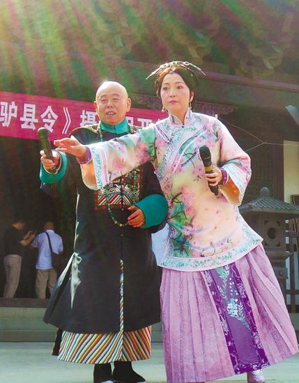 主演“县令夫妇”潘长江、苑琼丹搞笑亮相。(南华 吴宙洋 摄)
