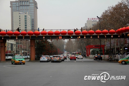 小寨天橋建于2005年,是重要的行人過街設(shè)施。(資料圖)