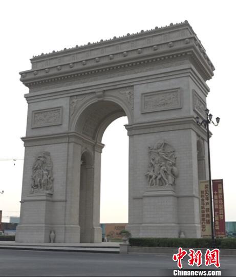 “凱旋門”旁邊的羅馬柱和人物雕像。 蔡迅翔 攝