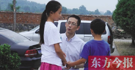 施一公送龙凤胎儿女回老家体验