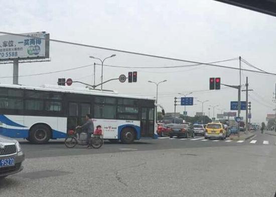 今晨济阳路面包车撞大巴侧翻致1人死亡 车辆涉