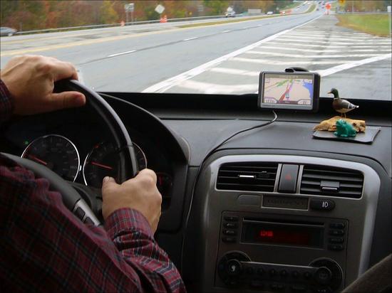 调查显示，司机仍主要通过智能手机来使用最喜爱的应用，搜索附近的服务。