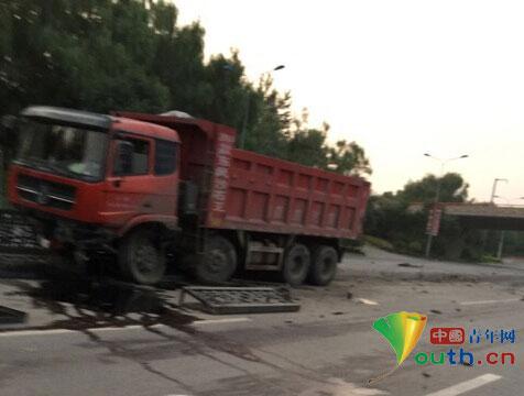 太原滨河西路大车撞路中隔离墩 现场一地车身碎片