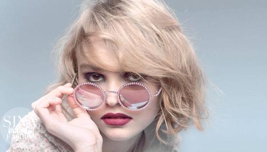 Lily-Rose为香奈儿珍珠系列眼镜拍摄时尚大片，甜美中带着叛逆