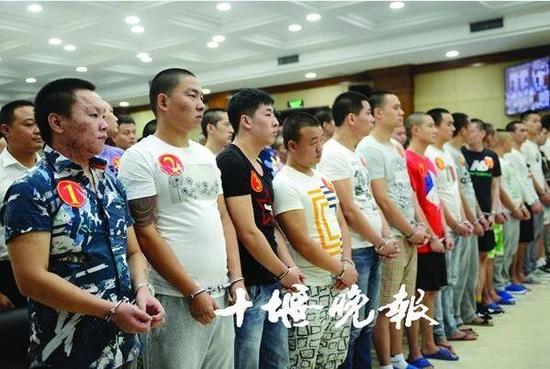 十堰公审特大涉黑犯罪团伙 23岁黑老大有40多名小弟