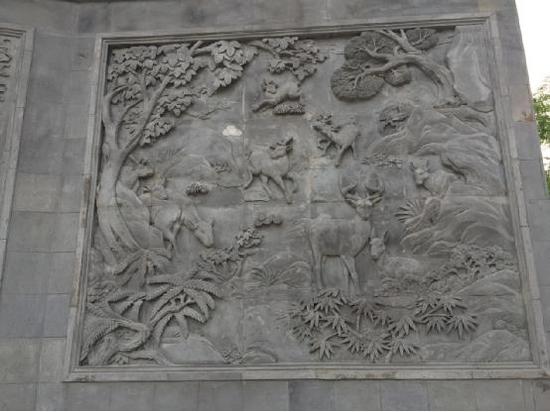 （王世军先生为苏州兰凤寺创作的以“鹿”为主题的砖雕作品，2006年。）