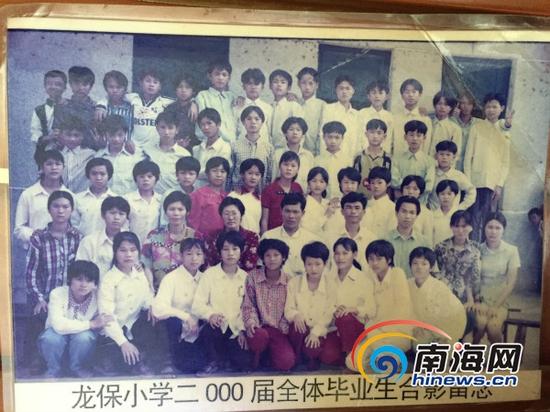 刘运荣(前二排左五)生前与学生的合影(南海网记者高鹏翻拍)
