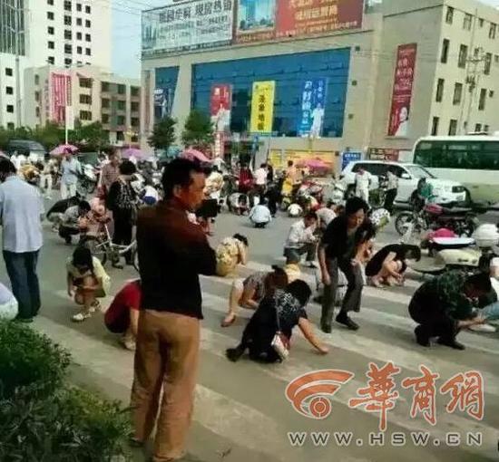 众人在路口捡“金子”