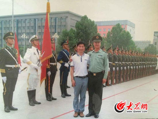 張洪杰與哥哥張洪軍合影