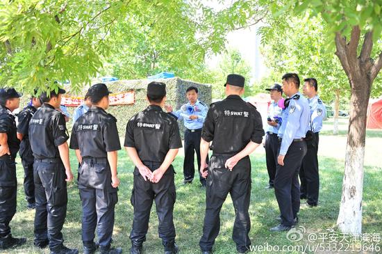 飞机部件运输通过天津爆炸核心区 警方全程护