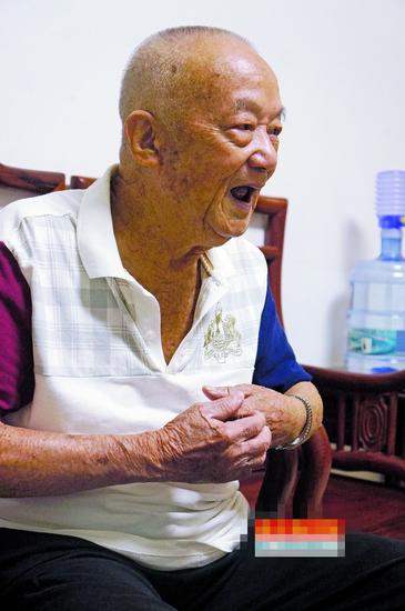 90岁的温汉光精神矍铄,向南都记者讲述自己投笔从戎的经历
