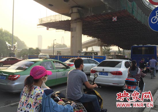 復工首日，機動車、電動車堵成一團