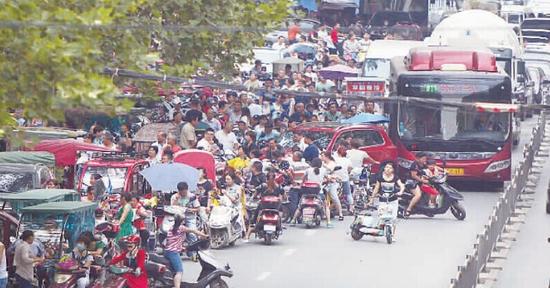 開學頭一天，看看小學門口堵成啥