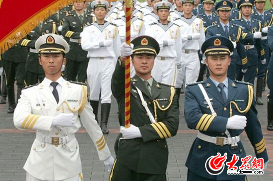 張洪杰(中間者)