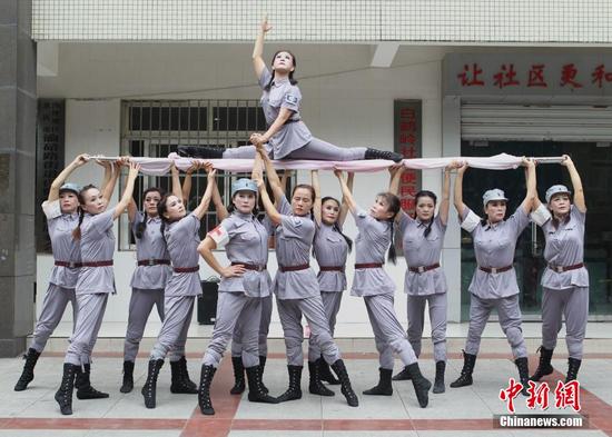 8月26日，为庆祝中国人民抗日战争暨世界反法西斯战争胜利70周年，重庆老年大学艺术团自编自演抗战舞剧，再现当年中国抗战历史。 周毅 摄