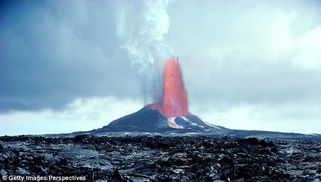 火喷泉是一种频繁出现在夏威夷(照片显示)的岩浆喷发，会伴有大量挥发物。岩浆从深处上升时，挥发性化合物变成气体。