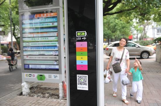 26日一早,有市民发现海曙区高塘三村公交站正进行升级改造 郭戟铠 摄