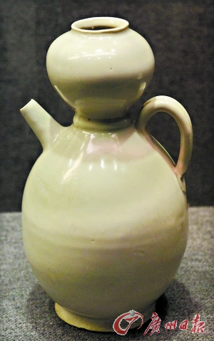 白釉葫芦形短流执壶。(五代)