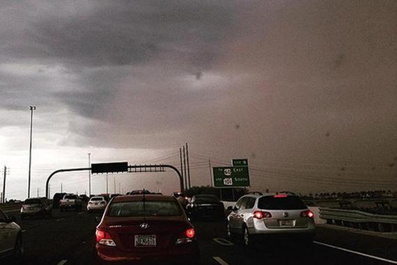 特大沙尘风暴袭美国 公路行驶卡车被吹倒