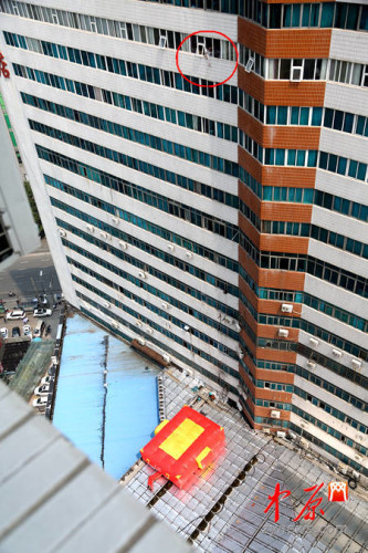 男子所處的樓層很高。