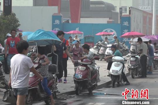 在鄭州，電動摩的馬路邊“釣座”現象隨處可見。　李超慶 攝