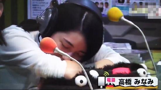 渡边麻友在直播中趴桌子大睡。