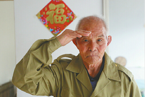 劉士平年輕時從軍，如今手指變形伸不直