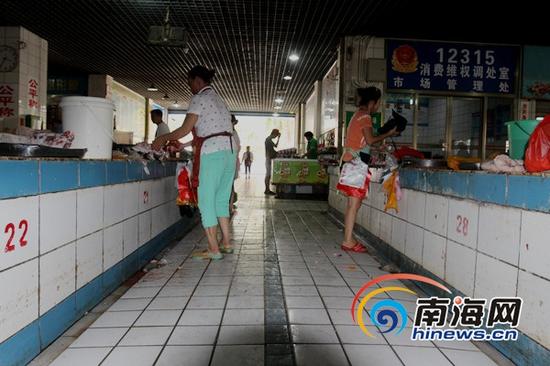 美兰区沿江三路集贸市场内存在保洁不及时(南海网记者陈望摄)