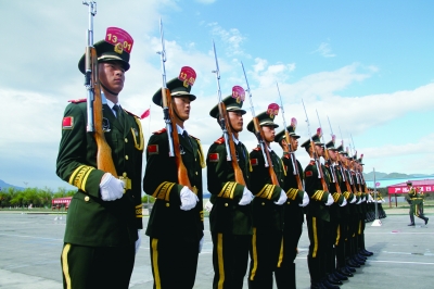 阅兵升旗卫队70响礼炮走227米 步数寓意都不