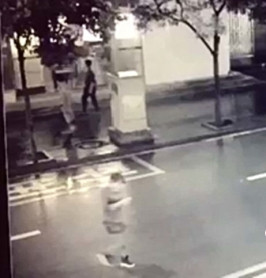 视频中过马路女子低头玩手机