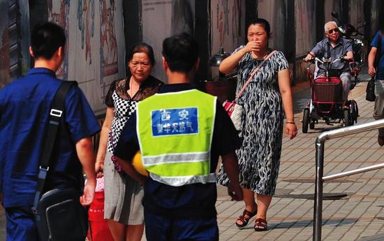 天然气泄漏，市民经过捂鼻实习记者陈飞波摄