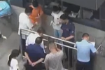 實(shí)拍男子忽跪交通執(zhí)法局門口 用力磕頭磕出血