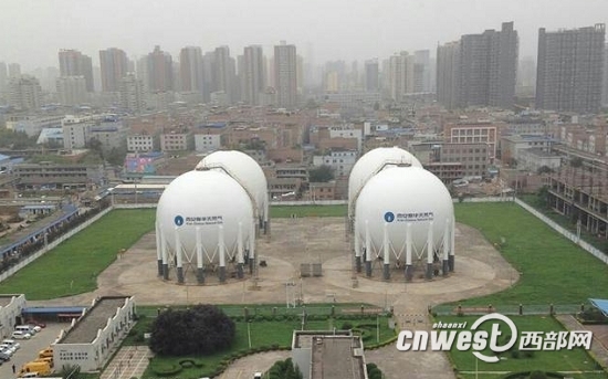 位于朱雀路南段潘家庄的秦华天然气南郊储配厂院内，矗立着4台大储气罐。