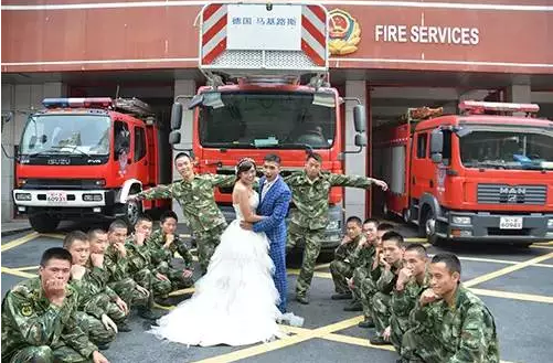 杭州95后消防员带27岁未婚妻 和全体官兵一起