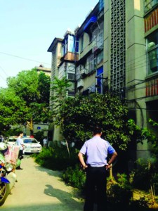 民警在小区调查