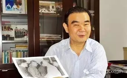 时传祥之子北京市总工会副主席时纯利2013年2月28日的遗体告别仪式，毛新宇送了花圈。