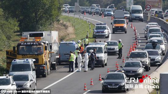 当地时间2015年8月27日，在奥地利Neusiedl am See附近高速公路上的一辆卡车里发现了50多具移民者的遗体。奥地利警方称，这辆卡车停在布尔根兰地区的高速公路上。图片来源：CFP 