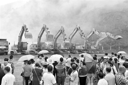 28日，宜昌秭歸香溪長(zhǎng)江公路大橋開(kāi)工