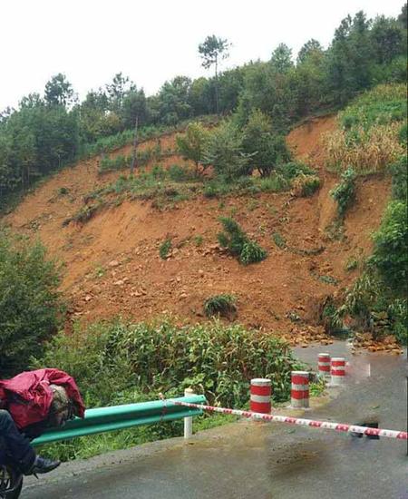 暴雨致多地发生地质灾害
